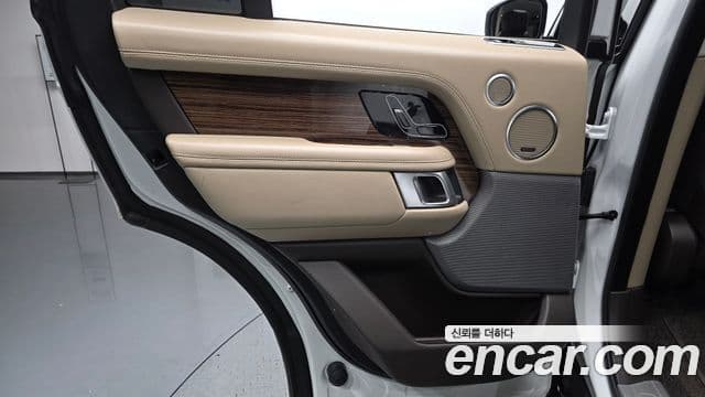 Land Rover Range Rover 2018 — ფოტო 30/35