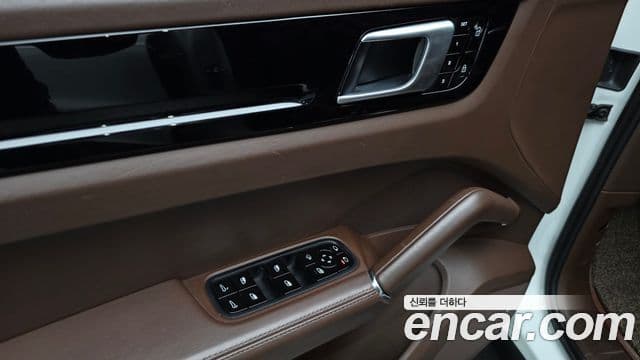 Porsche Cayenne 2019 — Photo 9/35