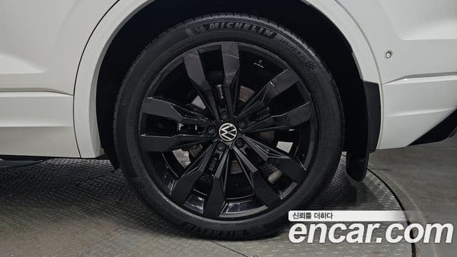 Volkswagen Touareg 2020 — Şəkil 28/36