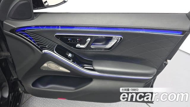 Mercedes-Benz S-Class 2023 — Photo 28/33