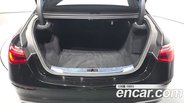 Mercedes-Benz S-Class 2023 — Photo 27/33