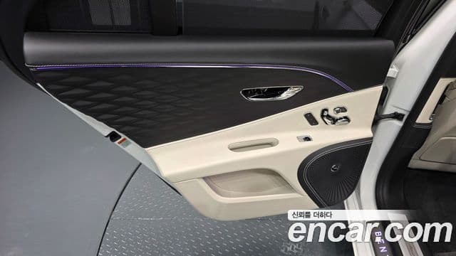Bentley Flying Spur 2023 — Photo 17/37