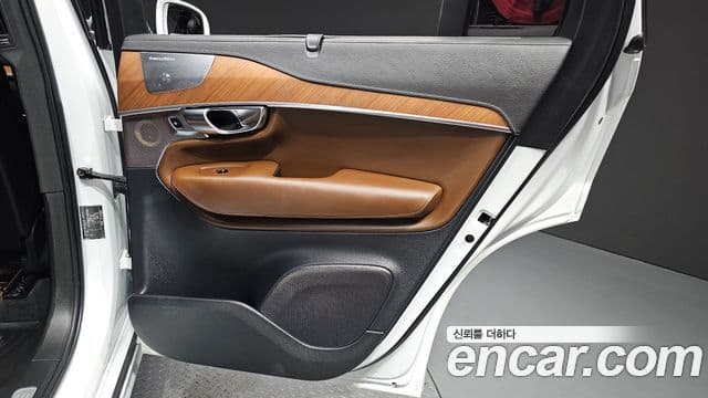 Volvo XC90 2019 — Şəkil 26/30