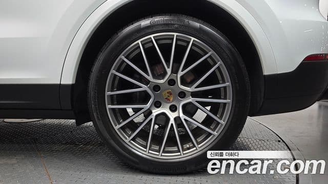 Porsche Cayenne 2023 — Photo 17/41