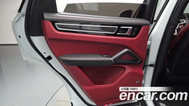 Porsche Cayenne 2023 — Photo 29/41