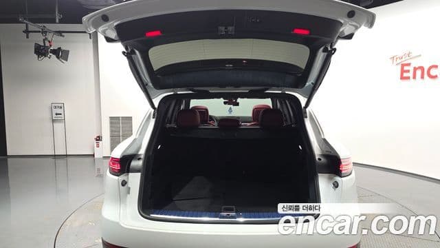 Porsche Cayenne 2023 — Photo 26/41