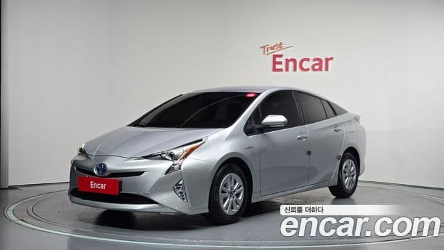 Toyota Prius 2018 — Şəkil 26/30