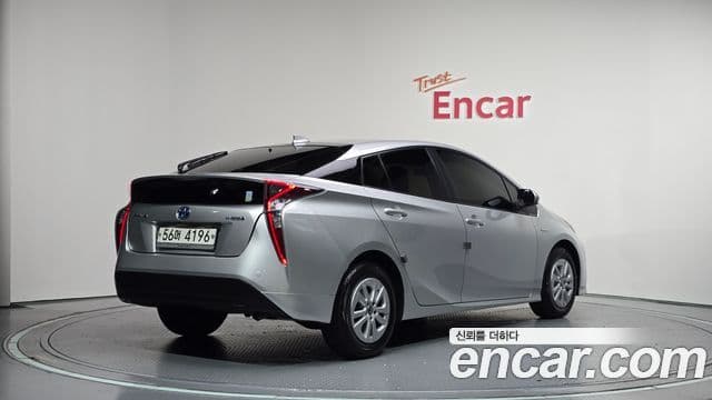 Toyota Prius 2018 — Şəkil 18/30