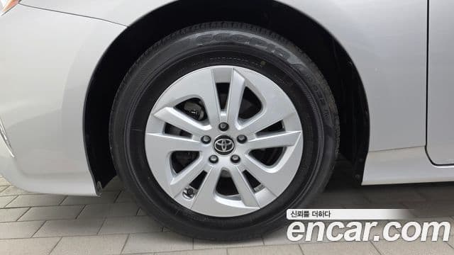 Toyota Prius 2018 — Şəkil 8/30