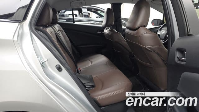 Toyota Prius 2018 — Şəkil 17/30