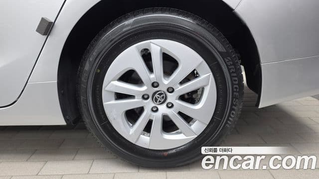 Toyota Prius 2018 — Şəkil 10/30