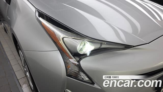 Toyota Prius 2018 — Şəkil 27/30