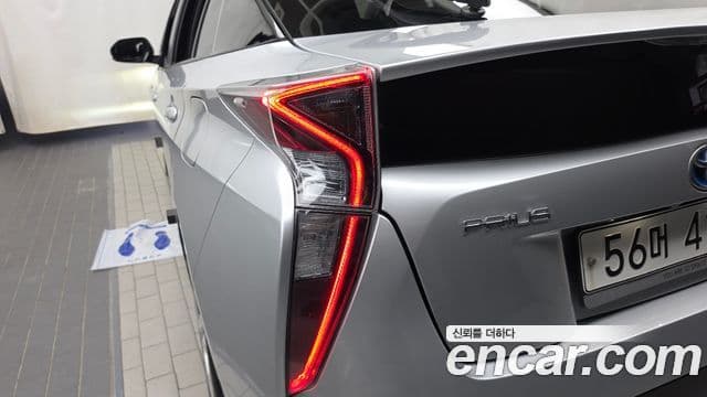 Toyota Prius 2018 — Şəkil 28/30