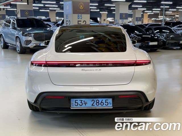 Porsche Taycan 2021 — Photo 6/20