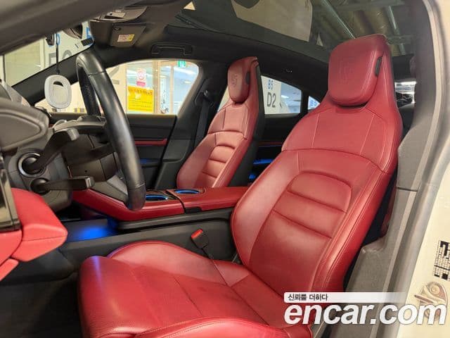 Porsche Taycan 2021 — Photo 2/20