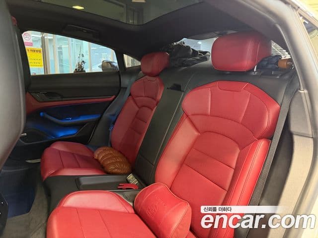 Porsche Taycan 2021 — Photo 8/20