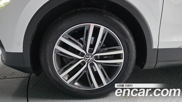 Volkswagen Tiguan 2021 — ფოტო 33/34