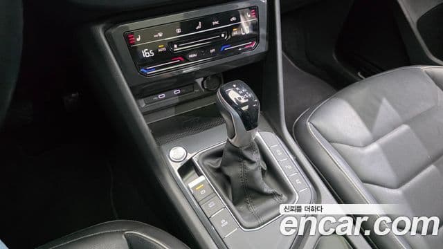 Volkswagen Tiguan 2021 — ფოტო 25/34