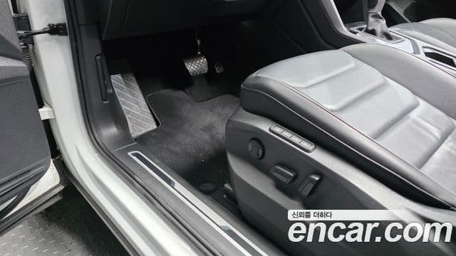 Volkswagen Tiguan 2021 — ფოტო 16/34