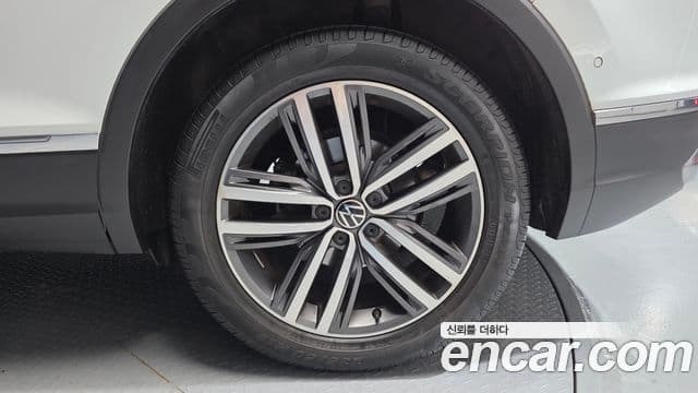 Volkswagen Tiguan 2021 — ფოტო 13/34