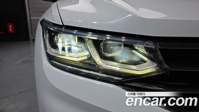 Volkswagen Tiguan 2021 — ფოტო 23/34