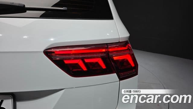 Volkswagen Tiguan 2021 — ფოტო 17/34