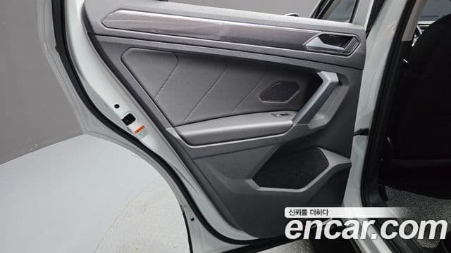 Volkswagen Tiguan 2021 — ფოტო 32/34