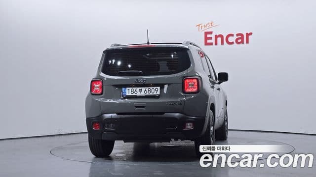 Jeep Renegade 2022 — ფოტო 28/32