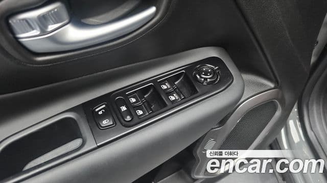 Jeep Renegade 2022 — ფოტო 19/32