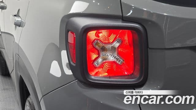 Jeep Renegade 2022 — ფოტო 24/32