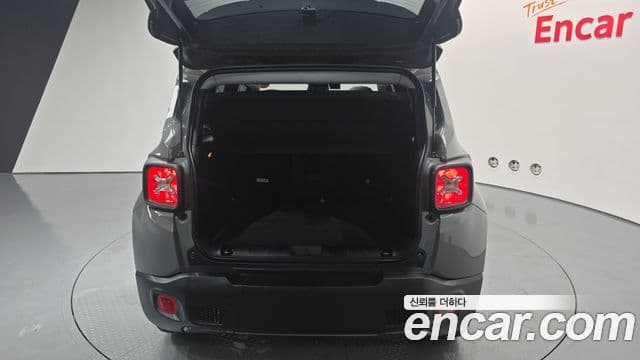 Jeep Renegade 2022 — ფოტო 29/32