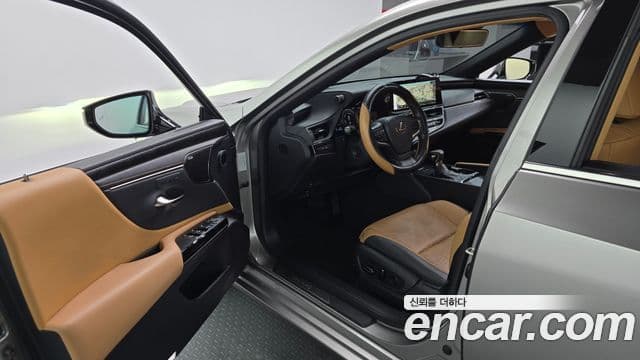 Lexus ES300h 2023 — Şəkil 26/33