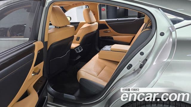 Lexus ES300h 2023 — ფოტო 25/33
