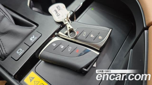 Lexus ES300h 2023 — ფოტო 13/33