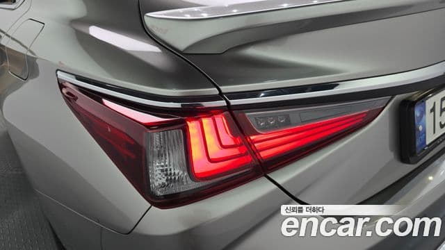 Lexus ES300h 2023 — Şəkil 28/33
