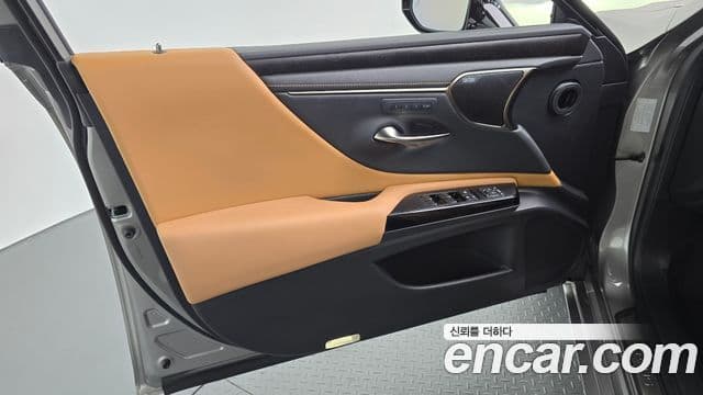 Lexus ES300h 2023 — Şəkil 10/33