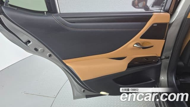 Lexus ES300h 2023 — ფოტო 24/33