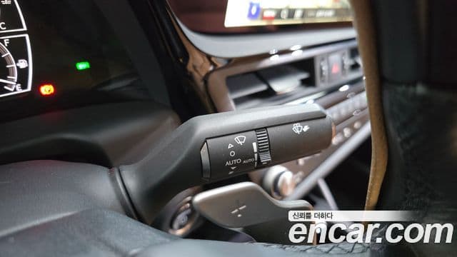 Lexus ES300h 2023 — Şəkil 20/33