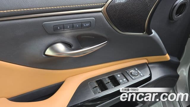 Lexus ES300h 2023 — ფოტო 18/33