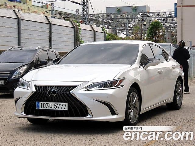 Lexus ES300h 2023 — Şəkil 13/16