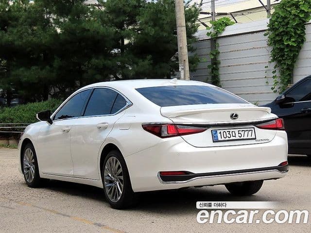 Lexus ES300h 2023 — Şəkil 8/16