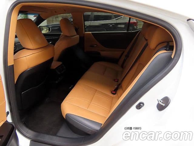 Lexus ES300h 2023 — Şəkil 6/16