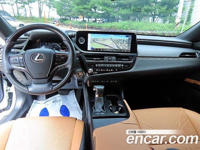 Lexus ES300h 2023 — Şəkil 14/16