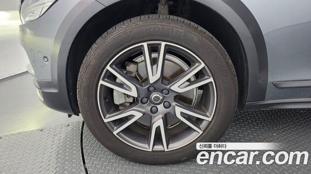 Volvo V90 Cross Country 2018 — ფოტო 22/35