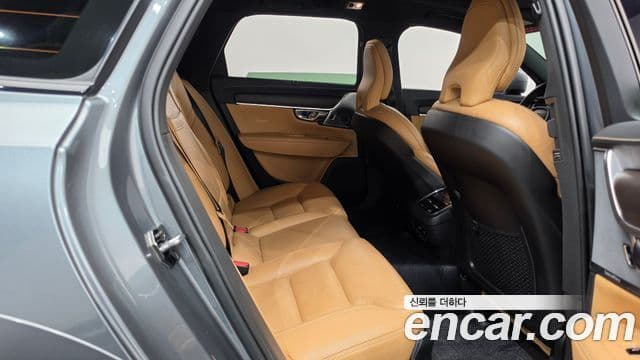 Volvo V90 Cross Country 2018 — ფოტო 16/35
