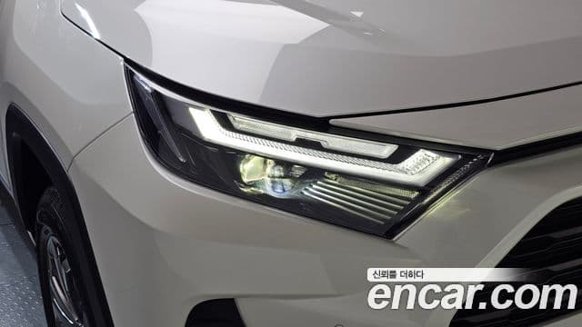 Toyota RAV4 2022 — Şəkil 13/31