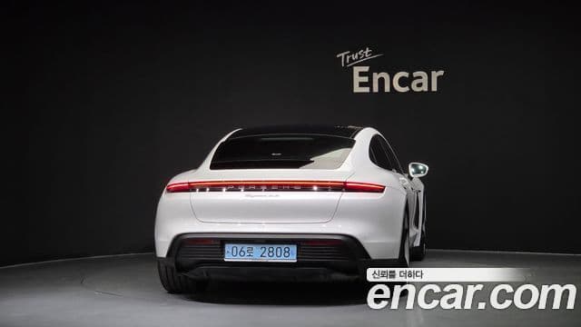 Porsche Taycan 2024 — ფოტო 22/38