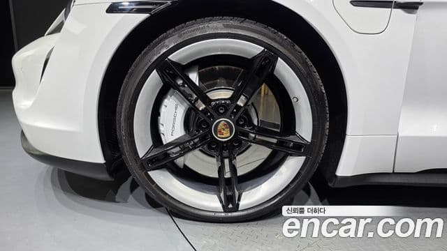 Porsche Taycan 2024 — ფოტო 18/38
