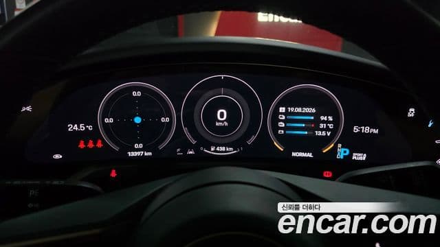 Porsche Taycan 2024 — ფოტო 26/38