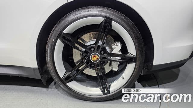 Porsche Taycan 2024 — ფოტო 37/38